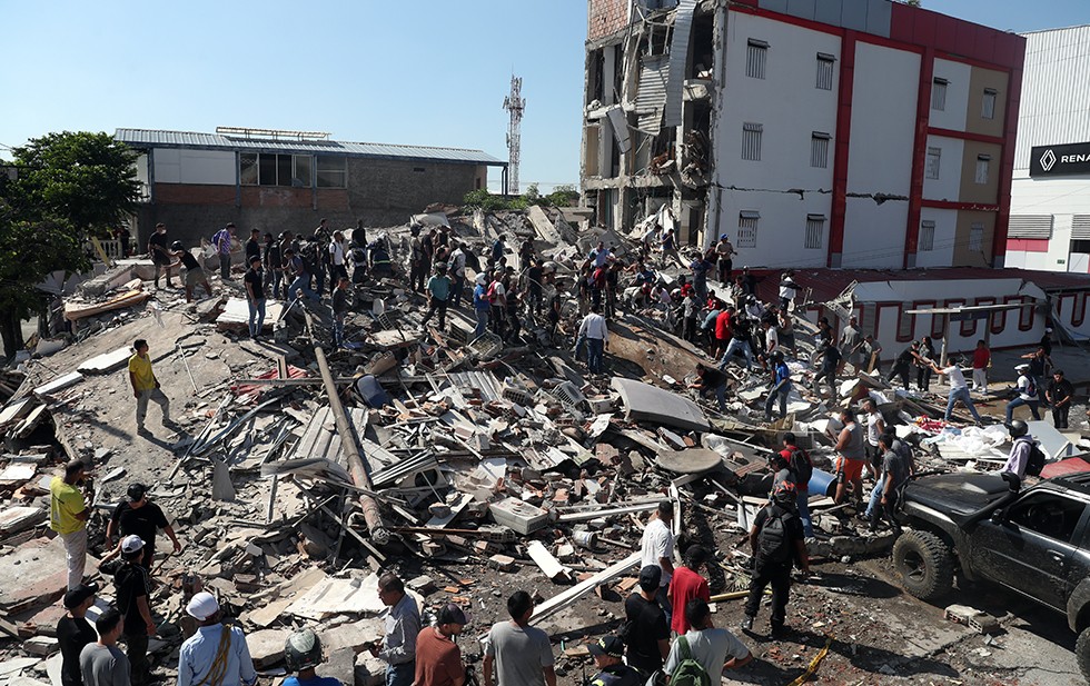 Se eleva a 179 los muertos tras sismos en Colombia y cientos los atrapados bajo los escombros