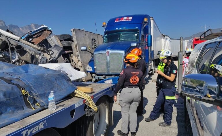 Choque por alcance entre tráileres deja una persona prensada en la Autopista Mty-Saltillo