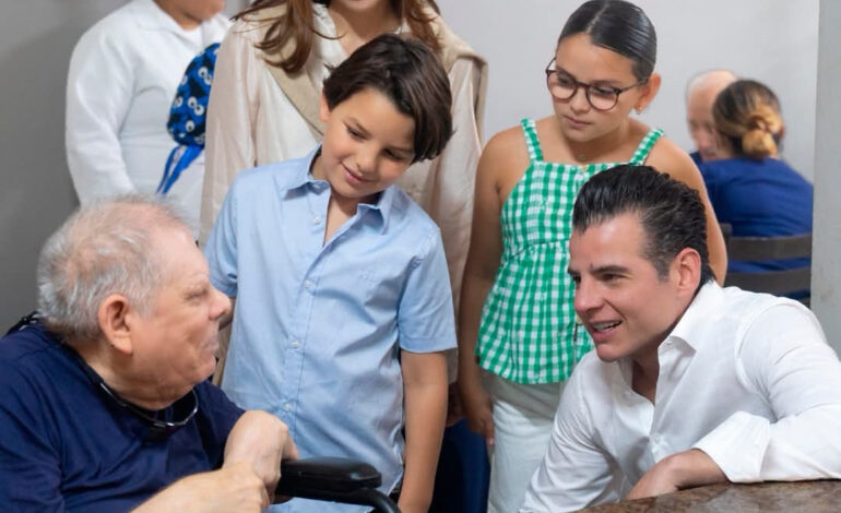 Miguel Flores dona su sueldo a casa para adultos mayores