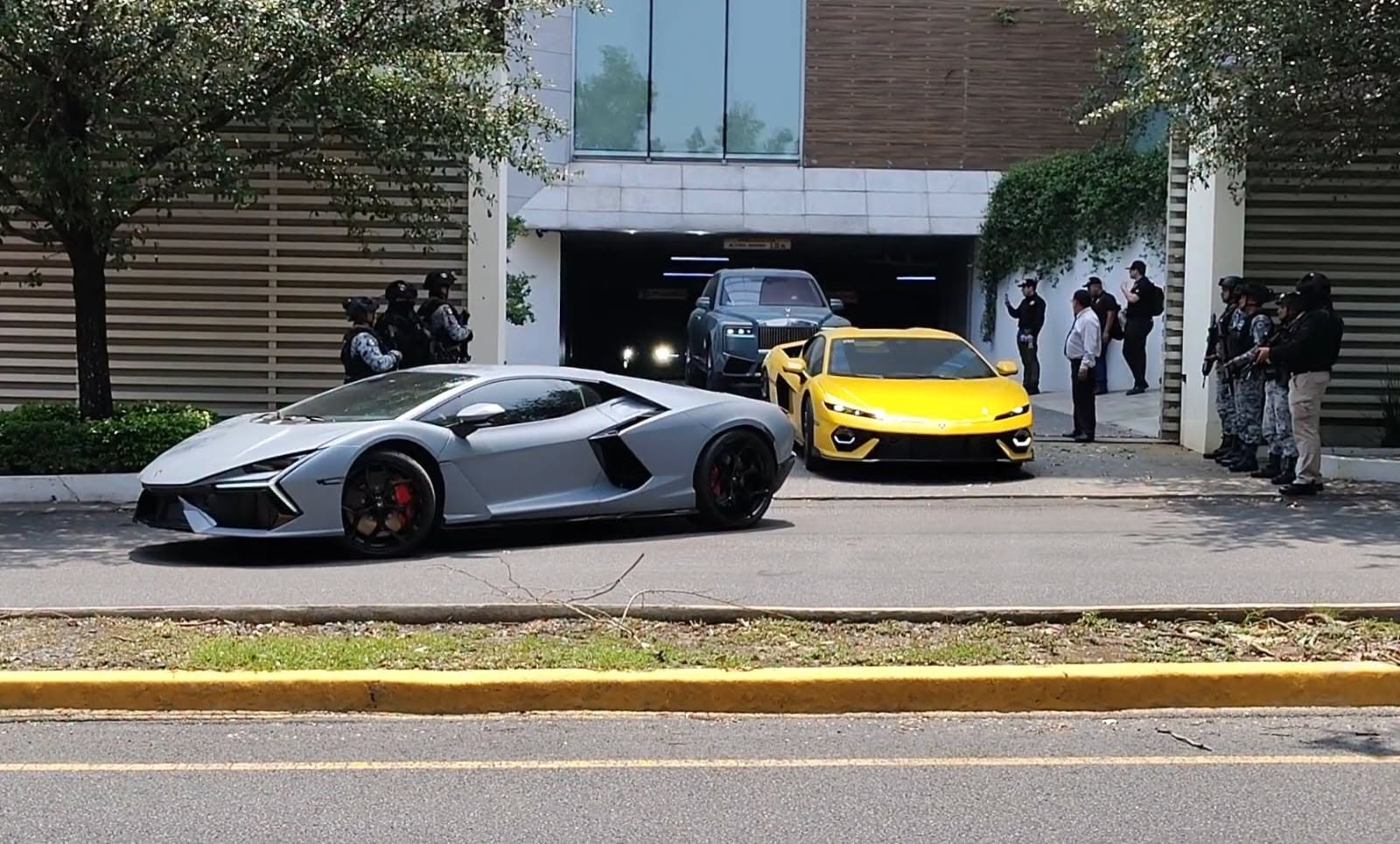 Decomisan seis vehículos de alta gama tras cateo en San Pedro