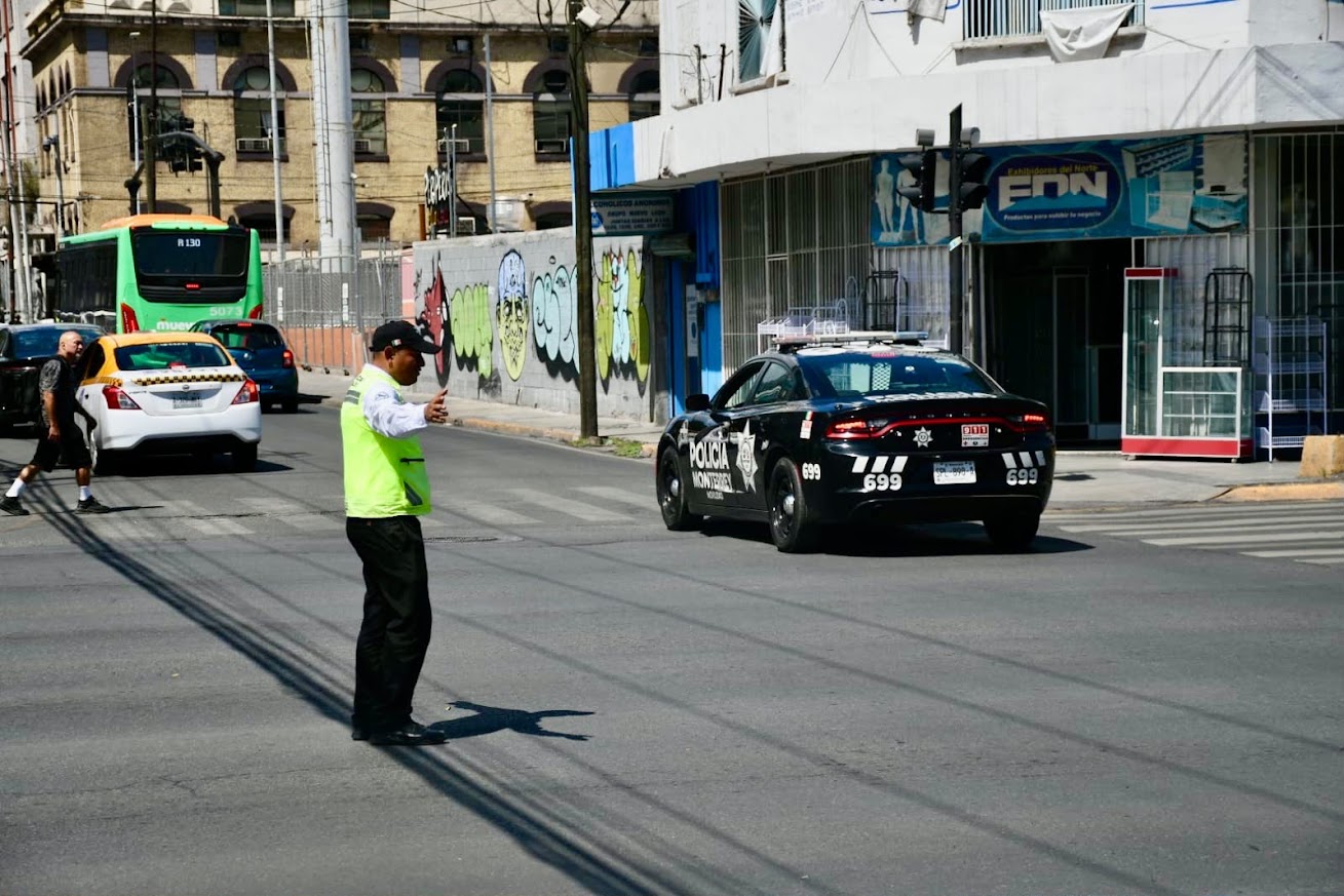 Implementa Tránsito de Monterrey operativo por semáforos apagados