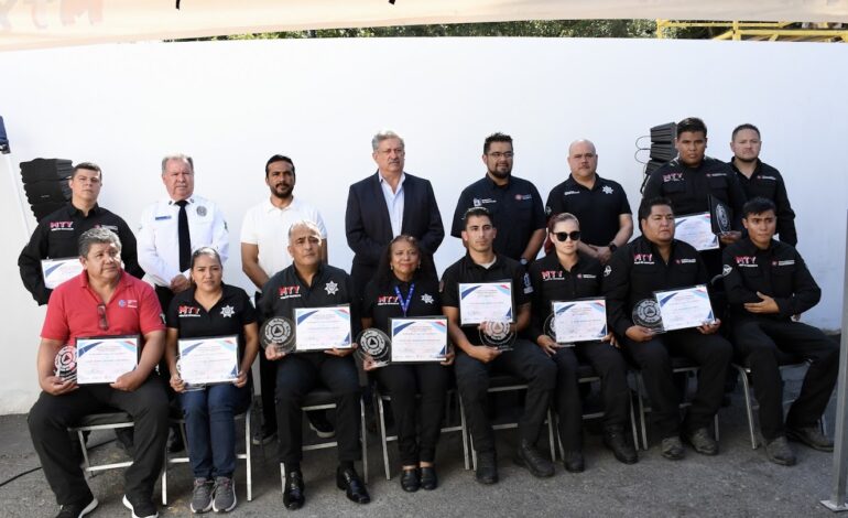 Entrega Monterrey reconocimientos a elementos de Protección Civil