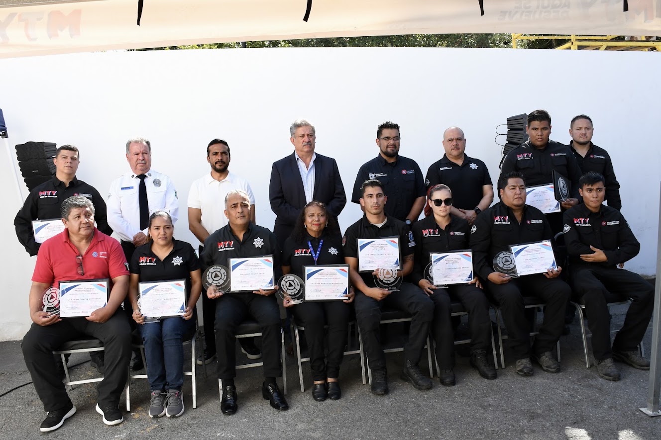 Entrega Monterrey reconocimientos a elementos de Protección Civil