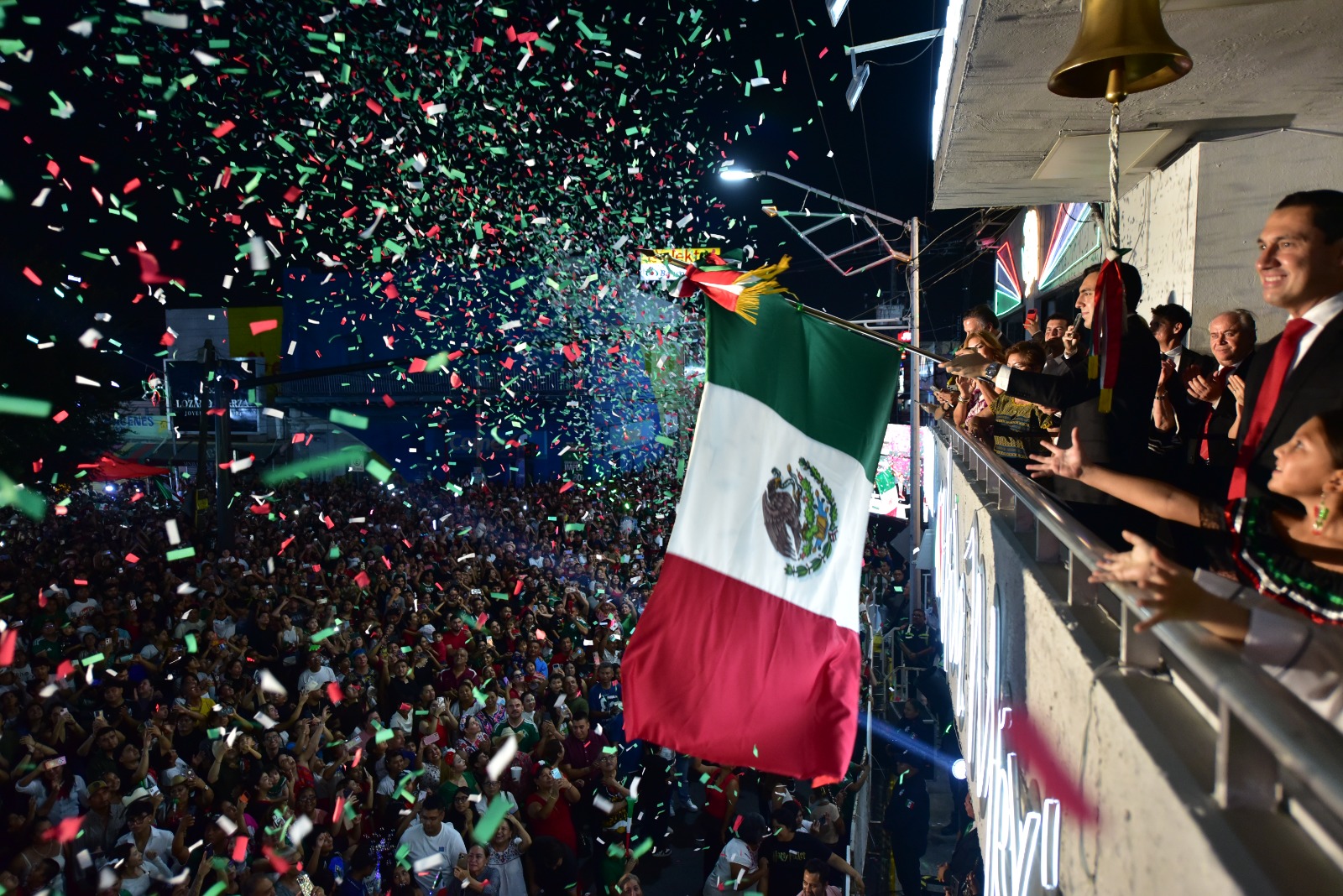 Celebra César Garza Arredondo Noche del Grito de Independencia ante 20 mil apodaquenses