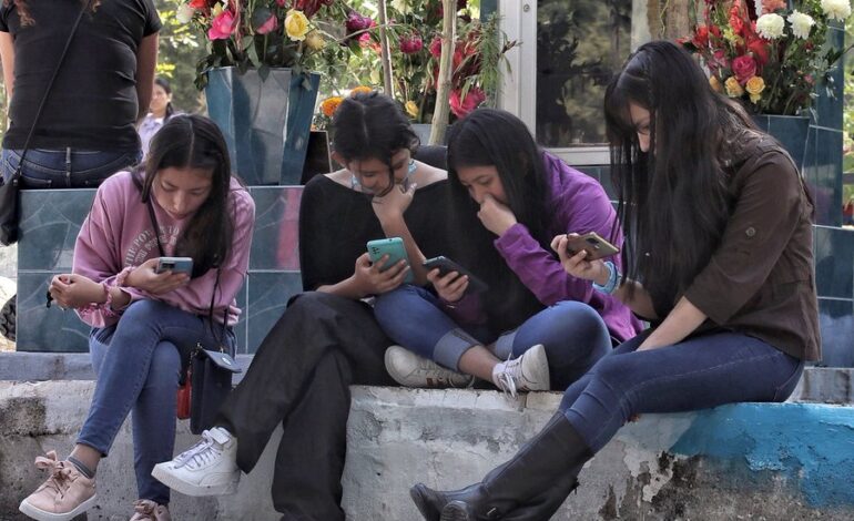 Prohibición de celulares en planteles entra en vigor el 3 de noviembre a nivel nacional