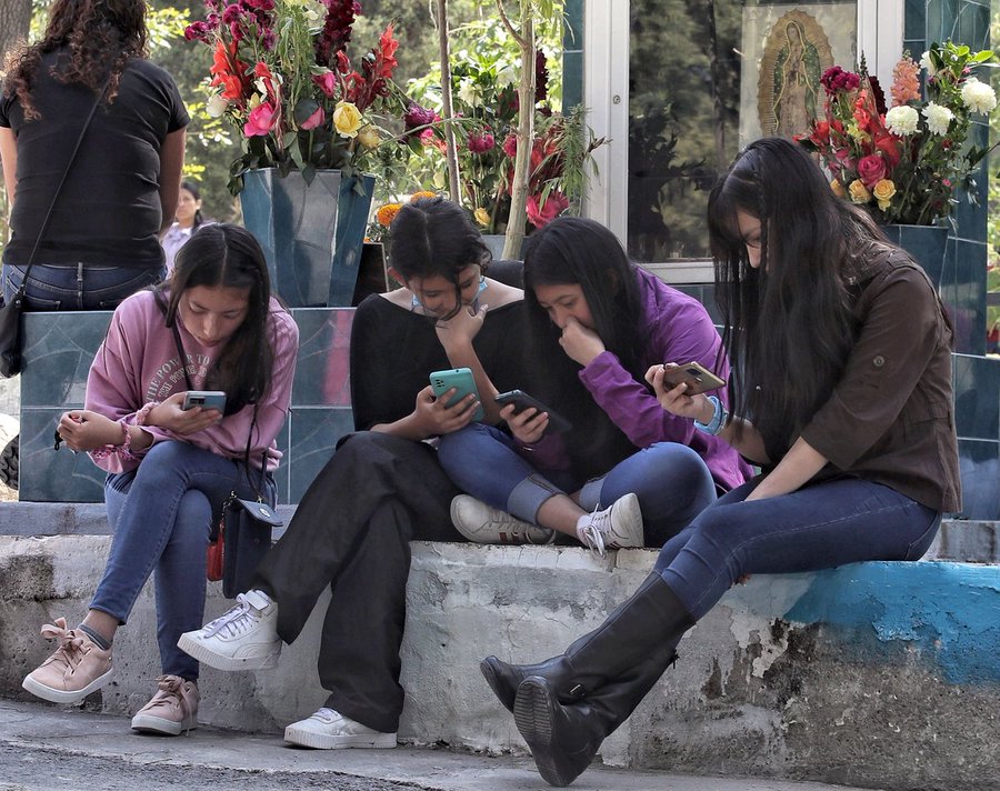 Prohibición de celulares en planteles entra en vigor el 3 de noviembre a nivel nacional