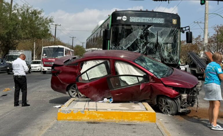 Intenta ganar paso a Ecovía y termina arrastrado