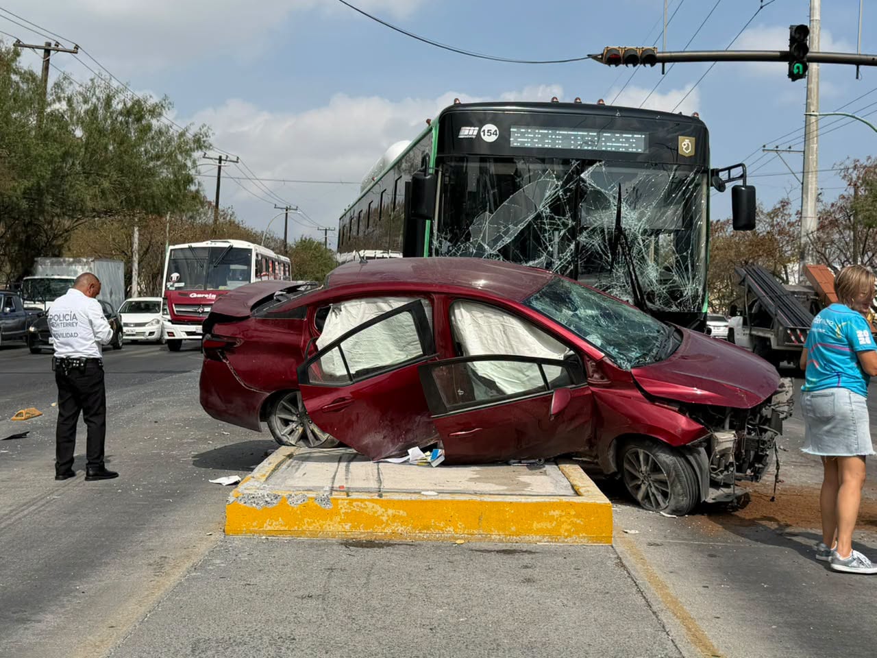 Intenta ganar paso a Ecovía y termina arrastrado
