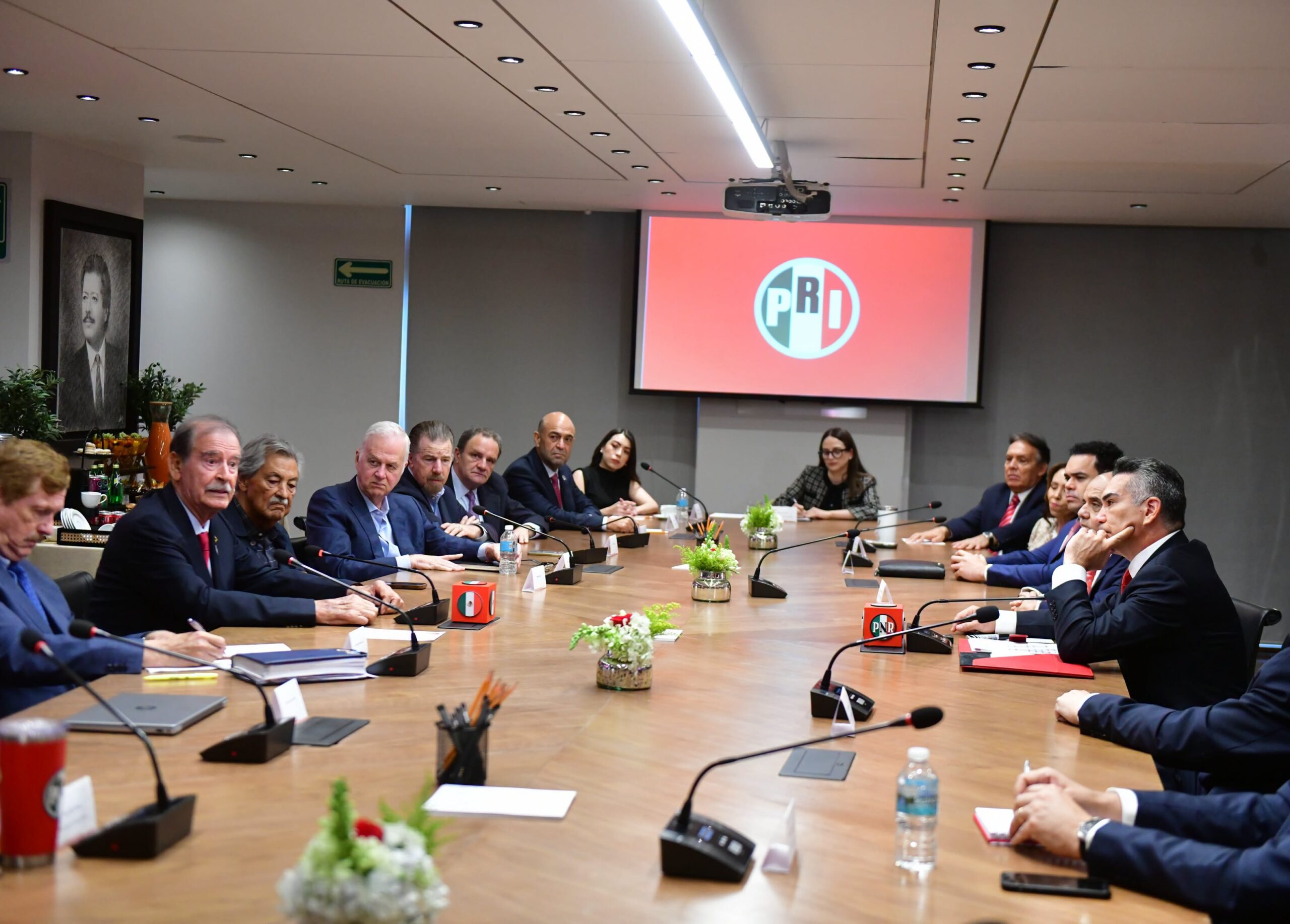 Vicente Fox se reúne con cúpula del PRI