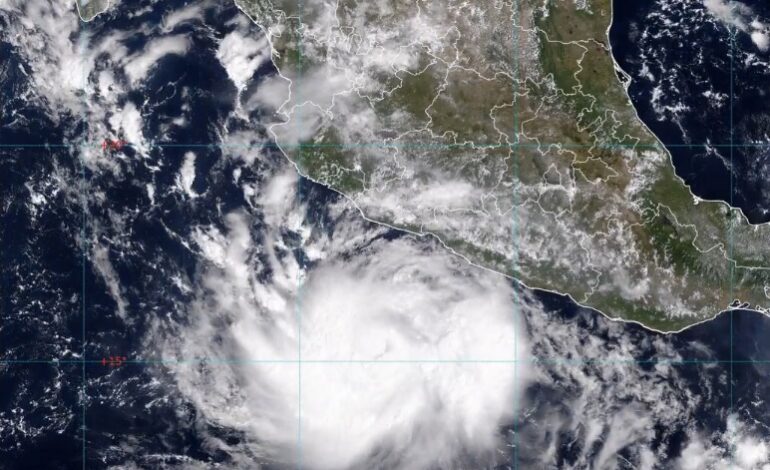 Tormenta Polo se convierte en huracán en costas del pacífico
