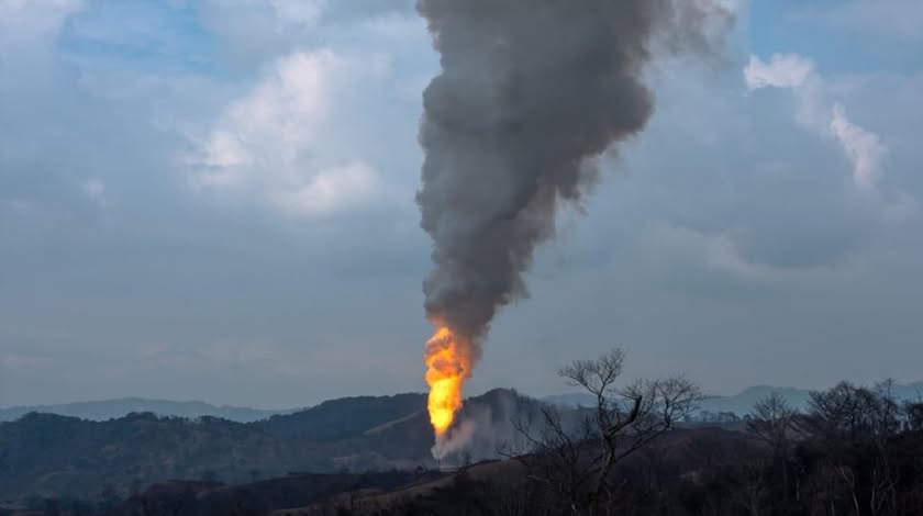 Explosión en empresa causa tres muertos y cientos de desalojados en Veracruz