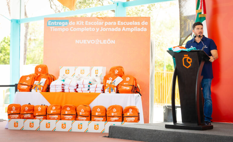 Entregan Samuel y Mariana más de mil kits de útiles escolares en Escuelas de Tiempo Completo
