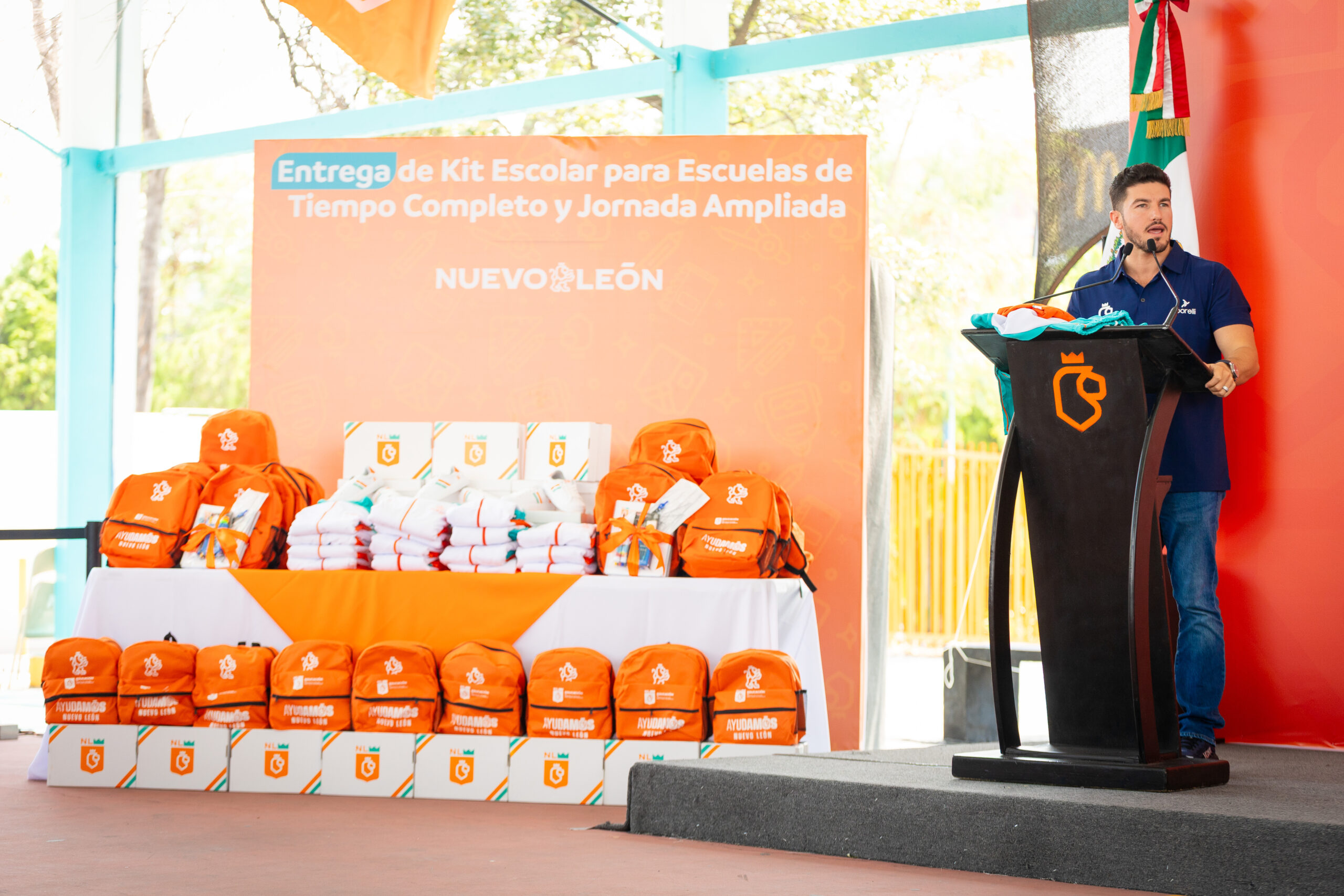 Entregan Samuel y Mariana más de mil kits de útiles escolares en Escuelas de Tiempo Completo