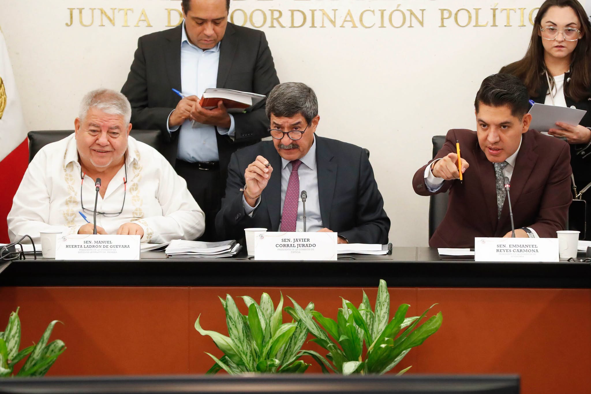 Senado modifica “Ley Antimemes”; establece de 1 a 5 años de prisión