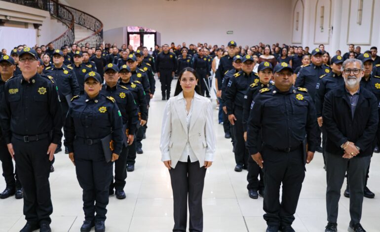 Reconocen la trayectoria y compromiso de policías de Juárez en su día; ascienden a 30 oficiales