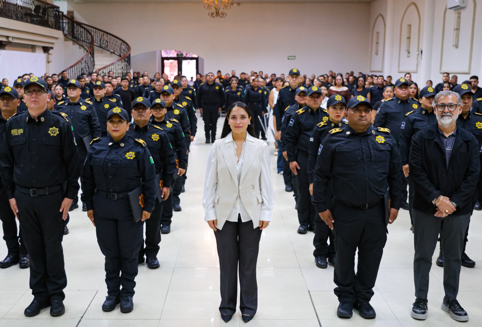 Reconocen la trayectoria y compromiso de policías de Juárez en su día; ascienden a 30 oficiales