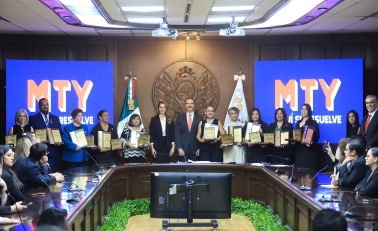 Entrega Monterrey el reconocimiento público al magisterio “Miguel F. Martínez” a 10 docentes