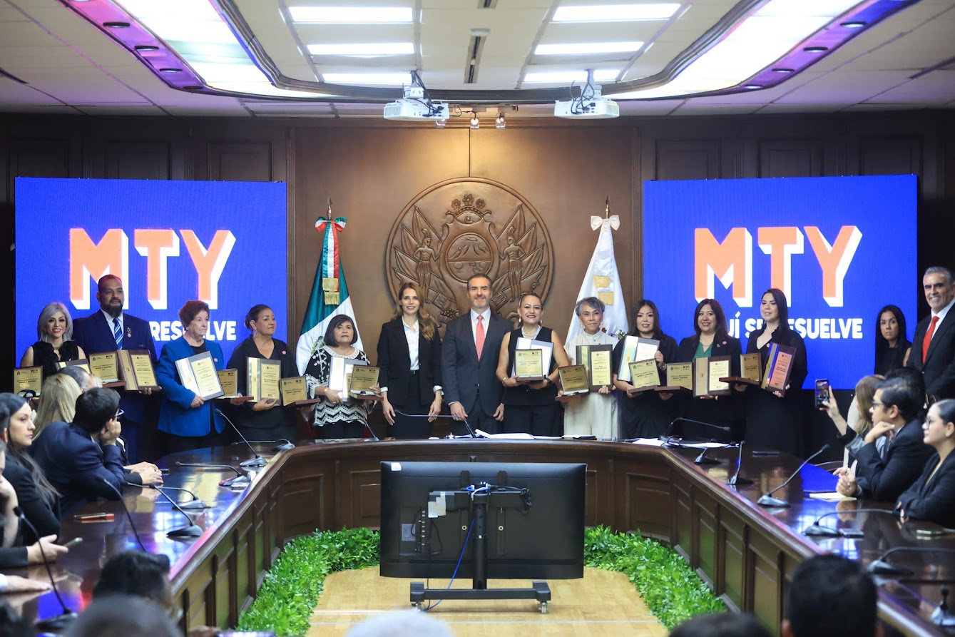 Entrega Monterrey el reconocimiento público al magisterio “Miguel F. Martínez” a 10 docentes