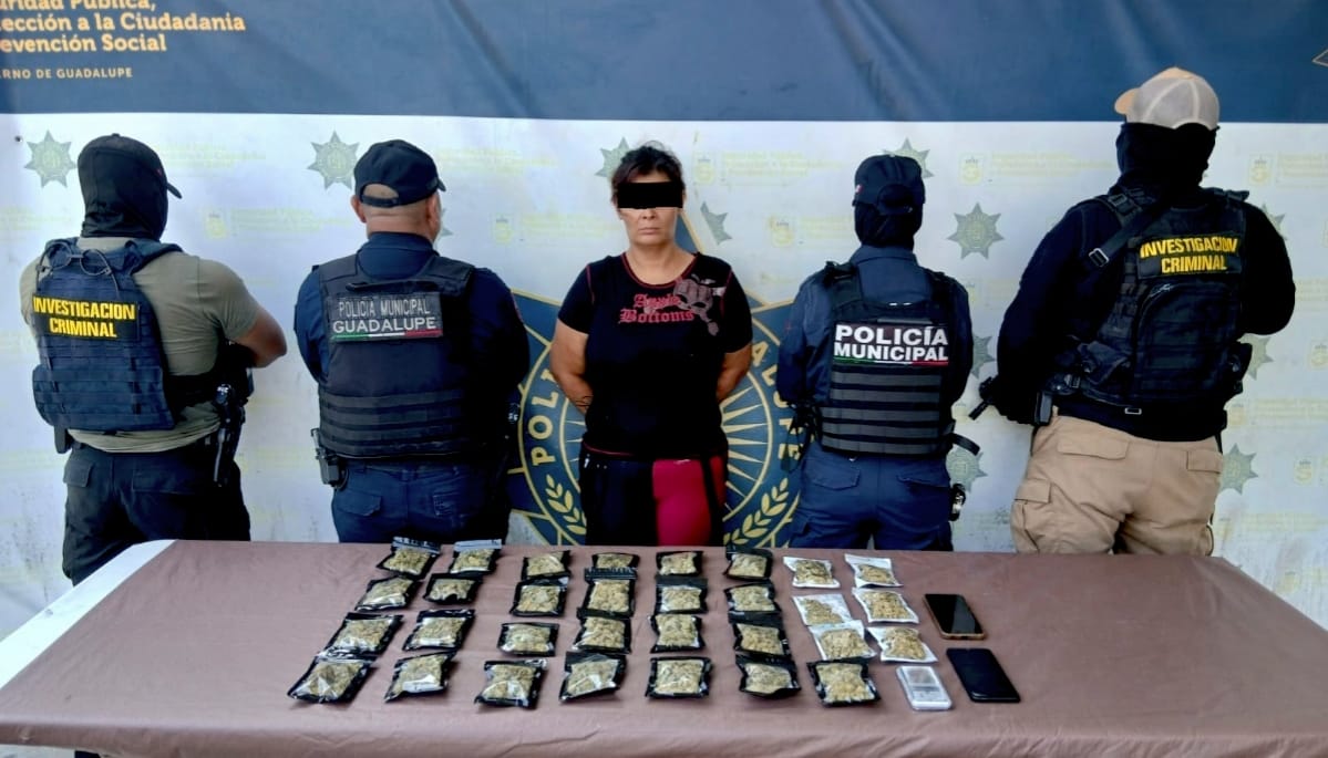La buscaban por ladrona de casas habitación; le encuentran 30 bolsas de mariguana
