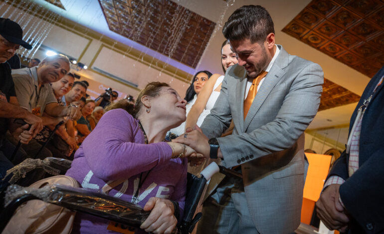 Arrancan Samuel y Mariana «Ayudemos con el Corazón» con apoyo de más de 460 sillas de ruedas, bastones y andadores