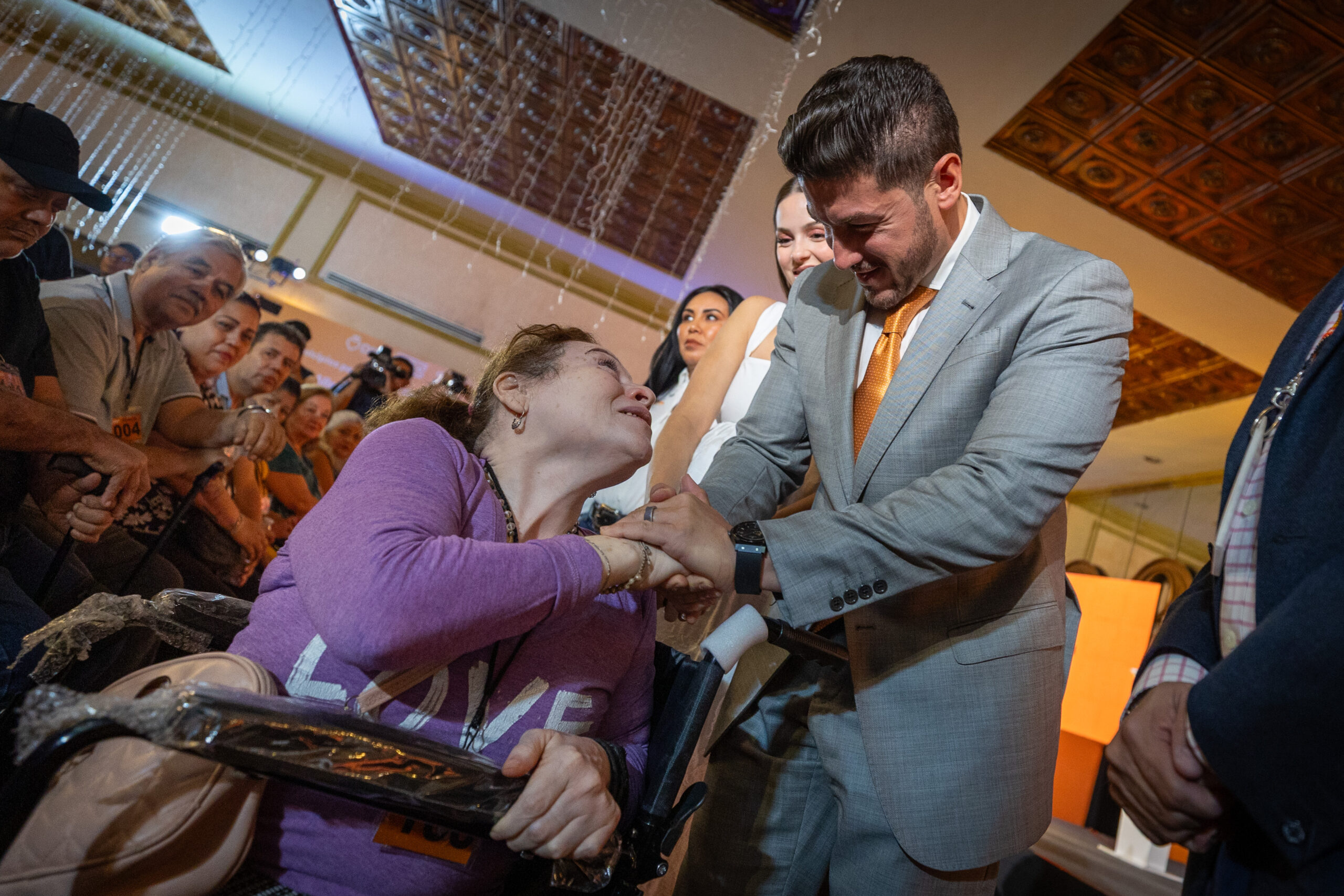 Arrancan Samuel y Mariana «Ayudemos con el Corazón» con apoyo de más de 460 sillas de ruedas, bastones y andadores