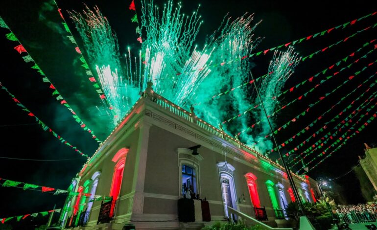 Celebra David De la Peña el 216 Aniversario d la Independencia de México junto a familias de Santiago