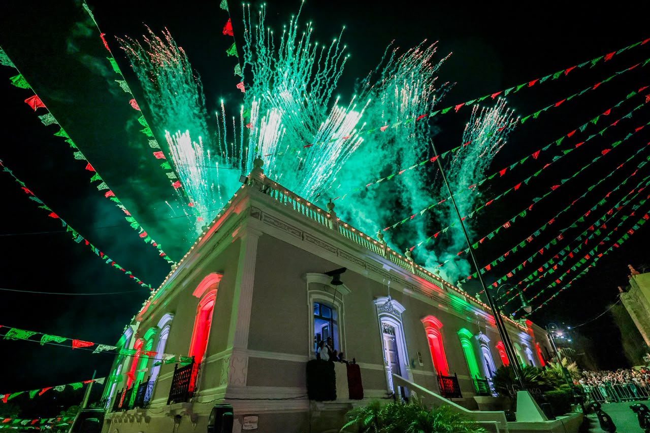Celebra David De la Peña el 216 Aniversario d la Independencia de México junto a familias de Santiago