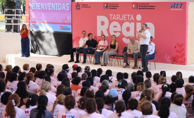 Reciben 2 mil mujeres apoyo de Tarjeta Regia Plus en el Parque España