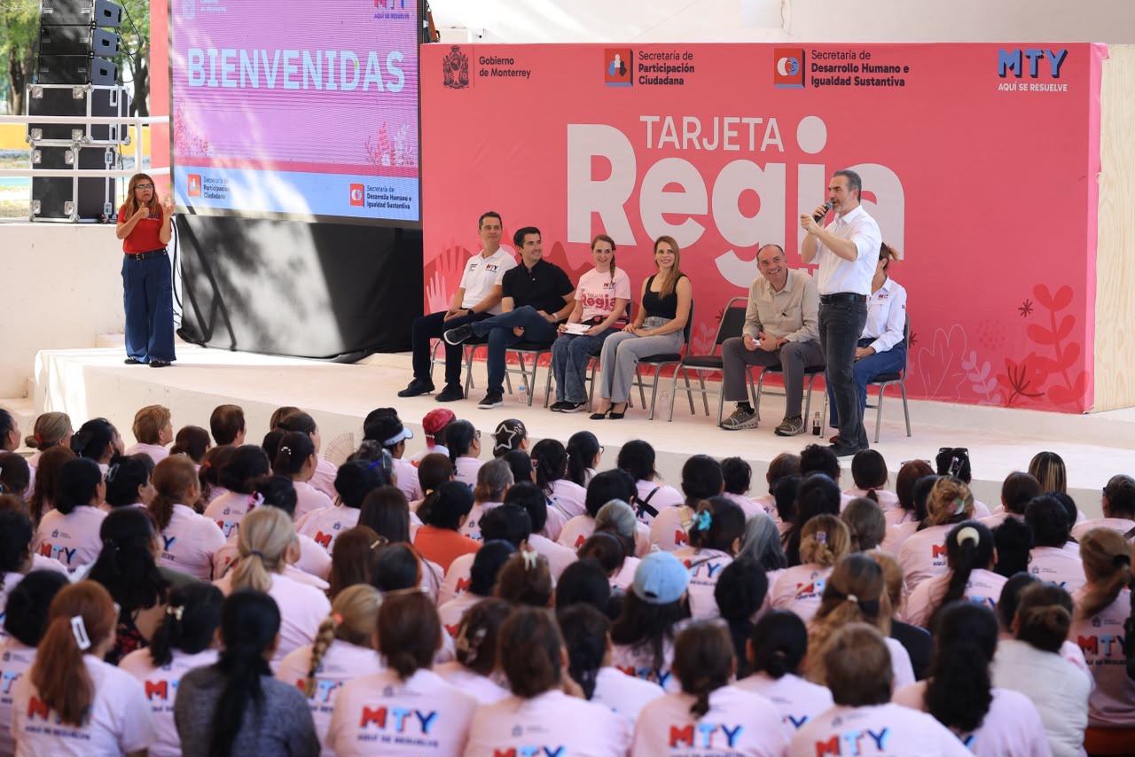 Reciben 2 mil mujeres apoyo de Tarjeta Regia Plus en el Parque España