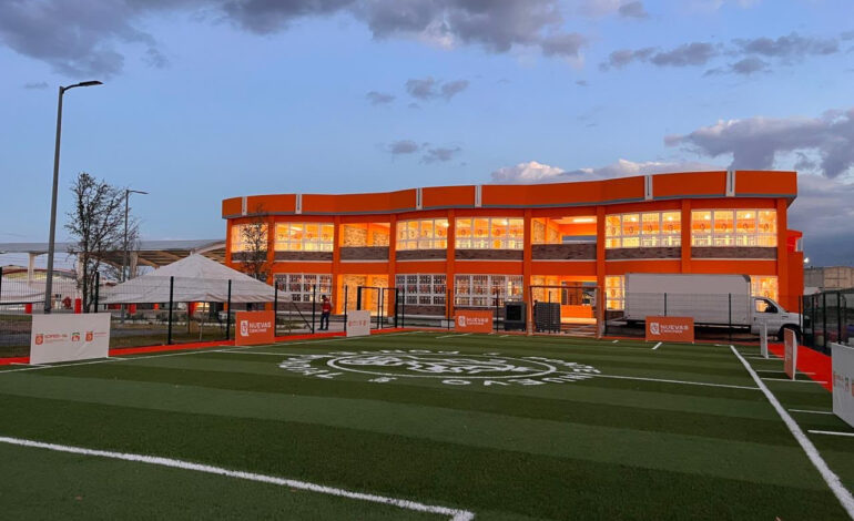 Entrega Samuel en Cadereyta una secundaria, cancha deportiva y kits escolares