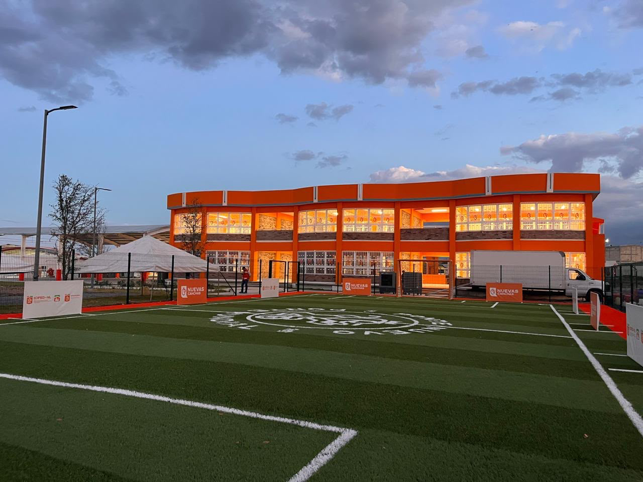 Entrega Samuel en Cadereyta una secundaria, cancha deportiva y kits escolares