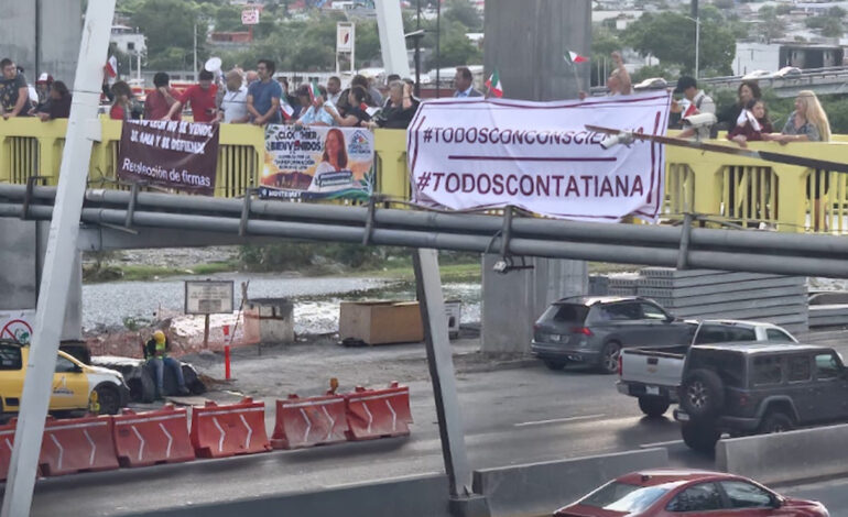 Reciben a Ariadna Montiel con mantas de apoyo a Tatiana y rechazo a Clara Luz