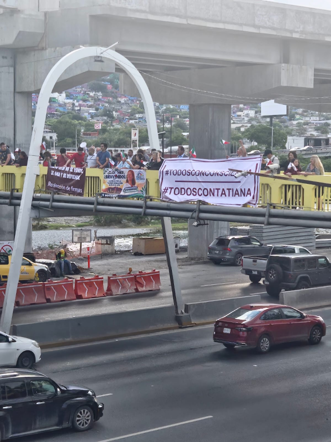 Reciben a Ariadna Montiel con mantas de apoyo a Tatiana y rechazo a Clara Luz