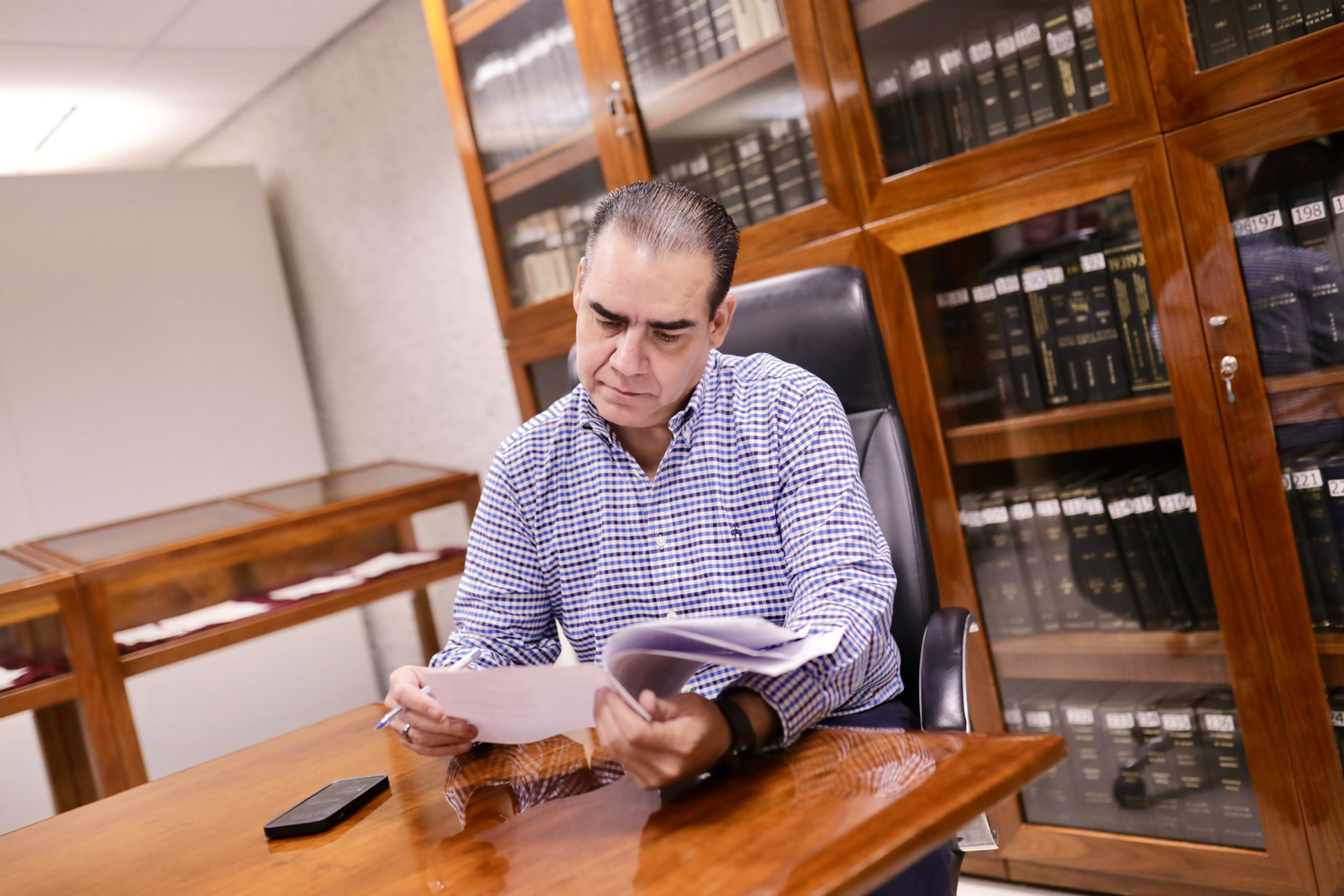 Conmina Heriberto Treviño a atender demandas laborales y de abasto en el IMSS