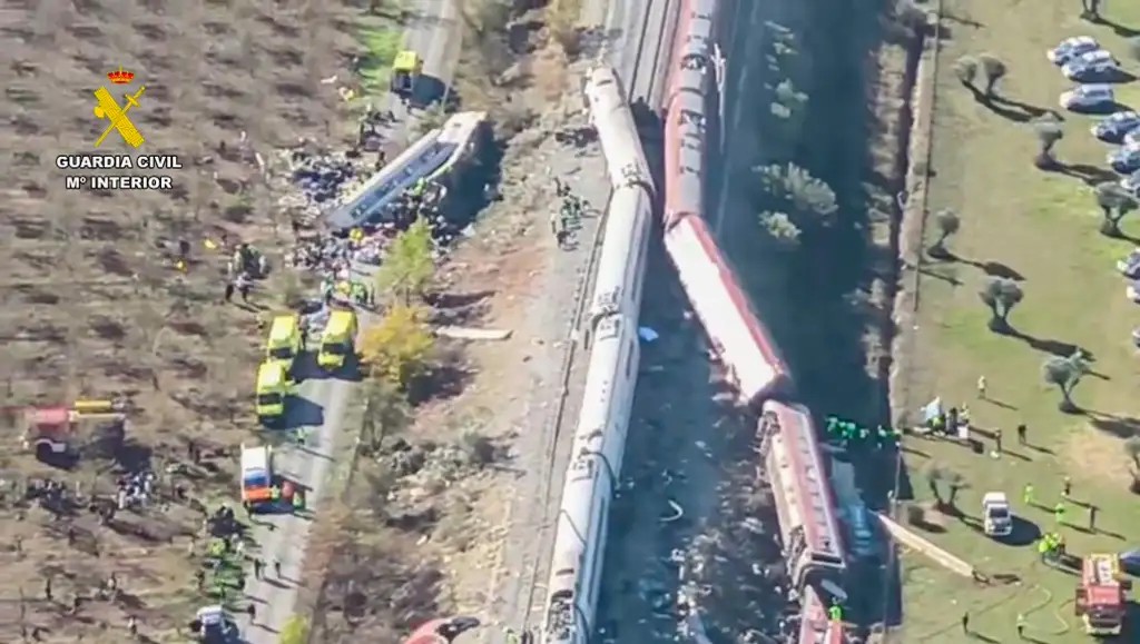 Al menos 64 pasajeros fallecidos en choque de dos trenes de alta velocidad en España