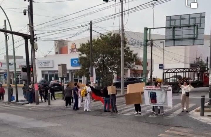 Trabajadores del IMSS bloquean avenidas de Monterrey en demanda contra Sindicado e Instituto