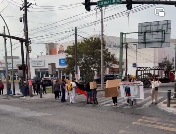 Trabajadores del IMSS bloquean avenidas de Monterrey en demanda contra Sindicado e Instituto