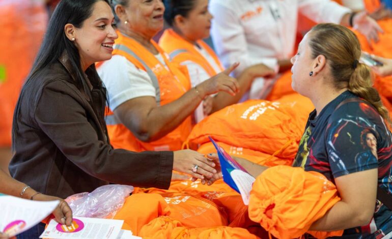 Consolida Juárez entrega de más de 150 mil uniformes gratuitos a estudiantes