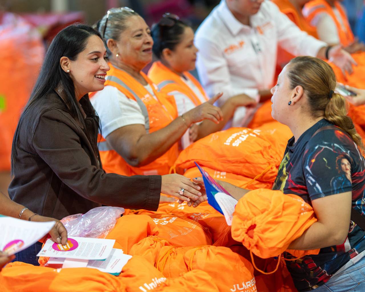Consolida Juárez entrega de más de 150 mil uniformes gratuitos a estudiantes