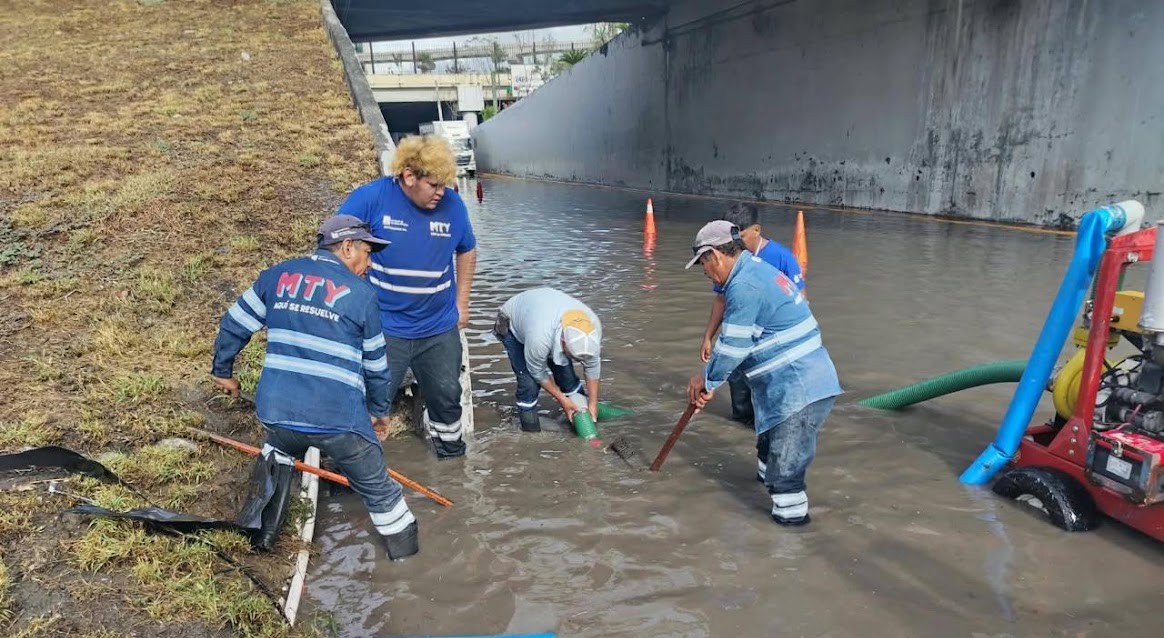 Refuerza Municipio de Monterrey limpieza de rejillas ante las lluvias
