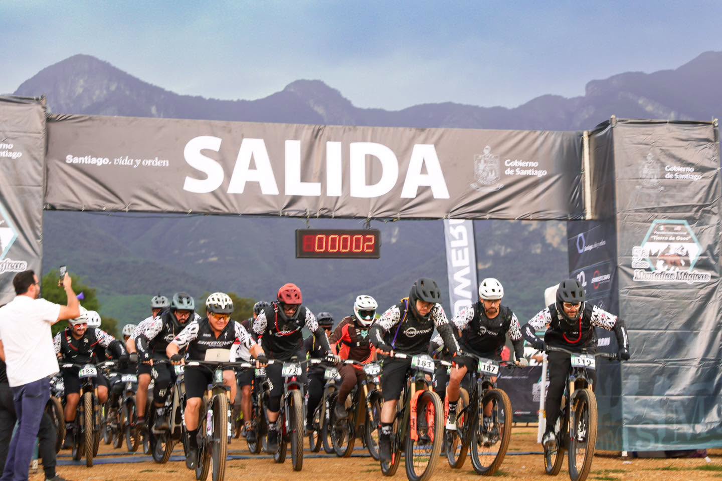 Más de 500 ciclistas participan en carrera Montañas Mágicas 2026, en Santiago
