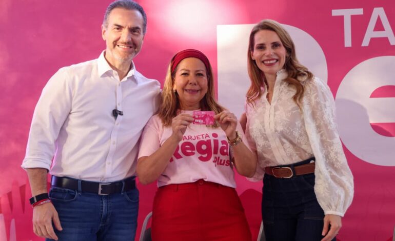 Entrega Gobierno de Monterrey 2 mil tarjetas Regia Plus en el Parque España
