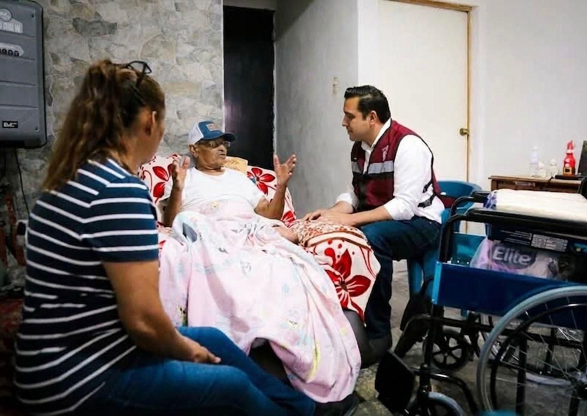 Impulsa Jesús Nava entrega de aparatos de movilidad