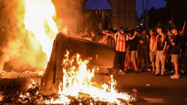 Protesta juvenil deriva en violentos disturbios en Barcelona; hay 128 detenidos