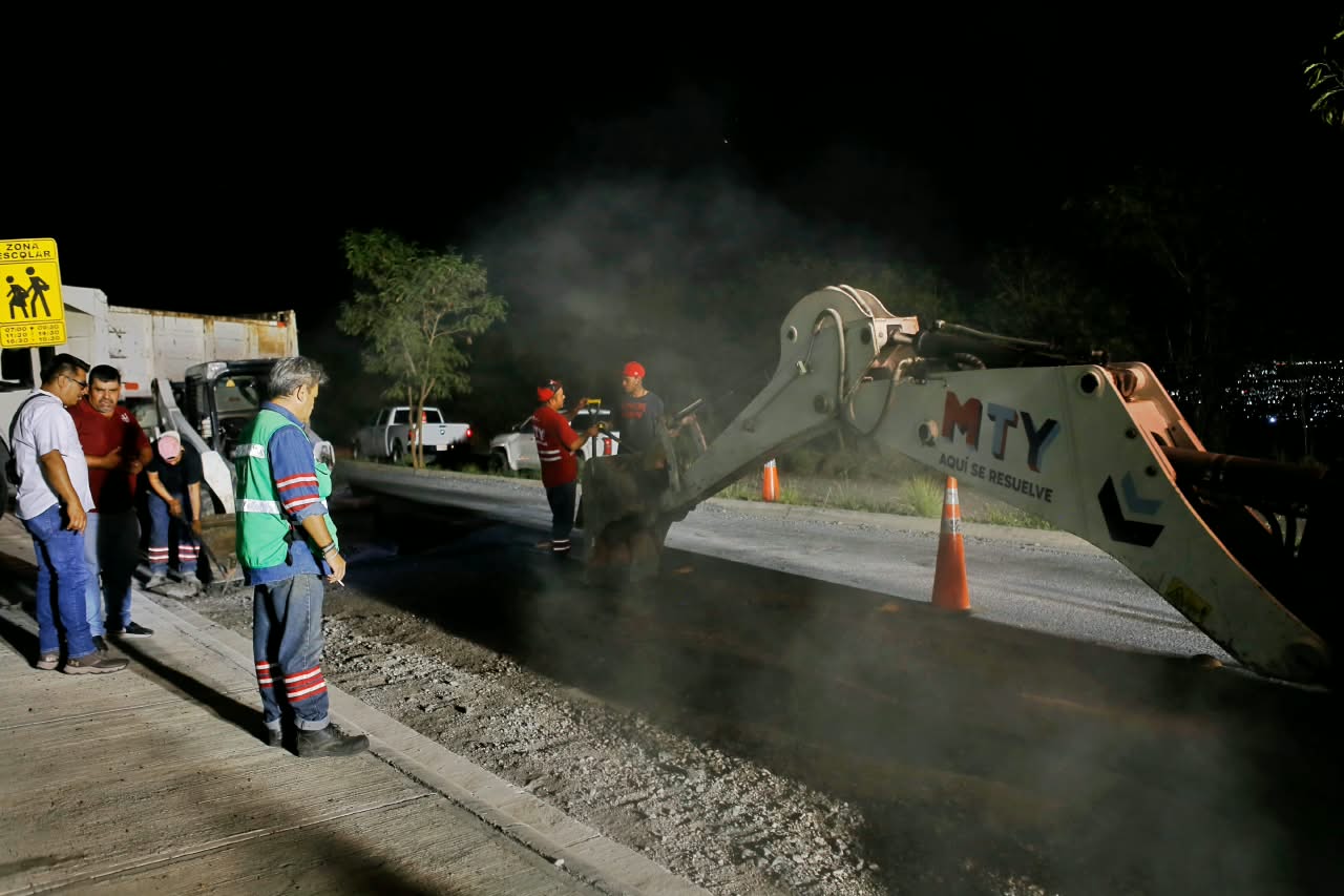 Refuerzan trabajos de bacheo en avenidas de Monterrey para mejorar la movilidad