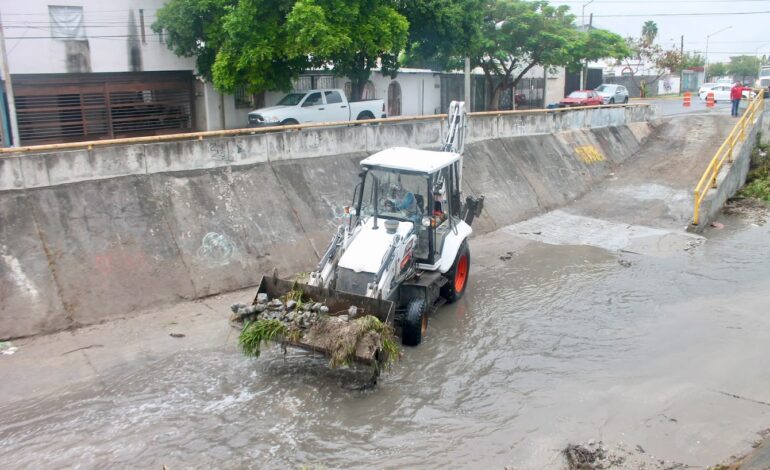 Retira Gobierno de Monterrey toneladas de basura y escombro del Canal Medular