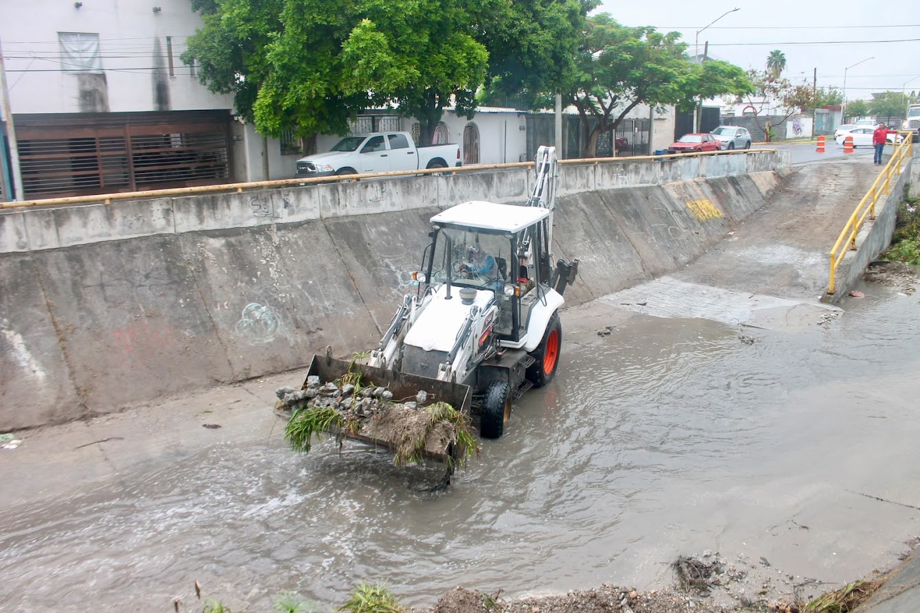 Retira Gobierno de Monterrey toneladas de basura y escombro del Canal Medular