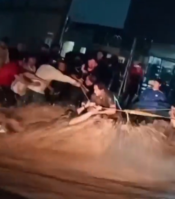 Caos y alerta en Cabo San Lucas por intensas lluvias