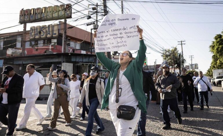 Trabajadores del IMSS rechazan incremento avalado por su sindicato: Buscarán nuevas negociaciones