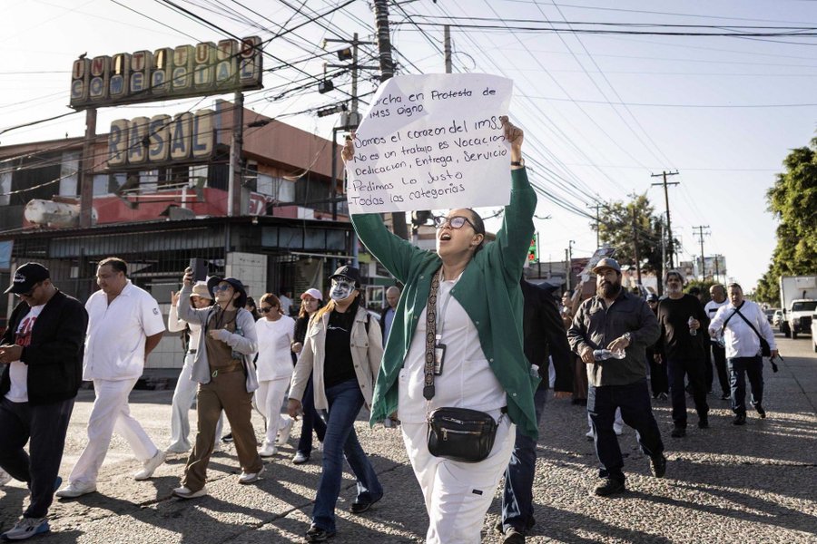 Trabajadores del IMSS rechazan incremento avalado por su sindicato: Buscarán nuevas negociaciones